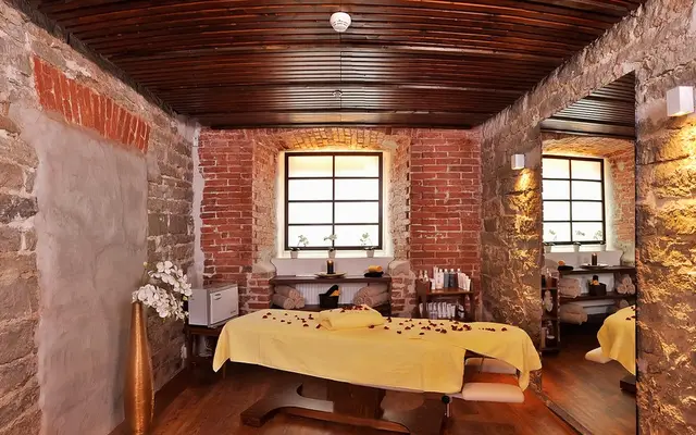 Tuğla duvarlı, gül yapraklı masaj odası — Sirkeci, Masaj Salonun